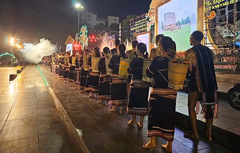 Ngày hội quy tụ gần 800 nghệ nhân các dân tộc trong tỉnh tham dự.