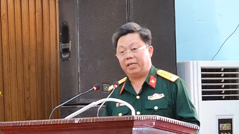 Đại tá, Chính ủy Bộ Chỉ huy quân sự tỉnh Gia Lai Lê Tuấn Hiền, báo cáo công tác thông tin tuyên truyền năm 2024 và 1 số giải pháp tuyên truyền năm 2025 
