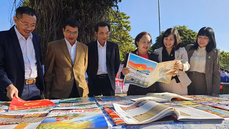 Các đại biểu xem các gian trưng bày báo Xuân.