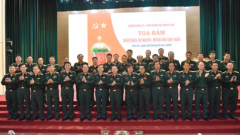 Các đại biểu tham dự tọa đàm chụp ảnh lưu niệm. Các đại biểu tham dự tọa đàm chụp ảnh lưu niệm.