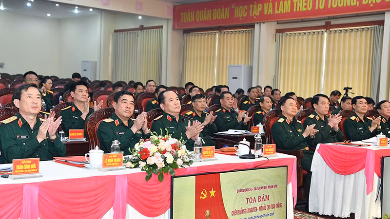 Các đại biểu tham dự tọa đàm. Các đại biểu tham dự tọa đàm.