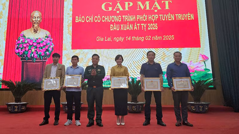 Tặng giấy khen cho các tập thể, cá nhân. Tặng giấy khen cho các tập thể, cá nhân.
