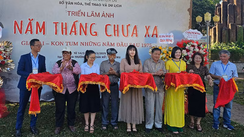 Lãnh đạo Sở Văn hóa và các đại biểu cắt băng khai mạc triển lãm.
