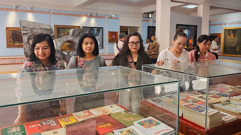 Triển lãm "50 năm nền văn học nghệ thuật Gia Lai sau ngày đất nước thống nhất" thu hút đông đảo người dân quan tâm. Triển lãm "50 năm nền văn học nghệ thuật Gia Lai sau ngày đất nước thống nhất" thu hút đông đảo người dân quan tâm.