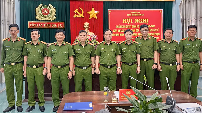 Đại tá Dương Văn Long – Phó Giám đốc, Thủ trưởng Cơ quan Cảnh sát điều tra Công an tỉnh chụp hình lưu niệm cùng Tổ trưởng các tổ điều tra khu vực.