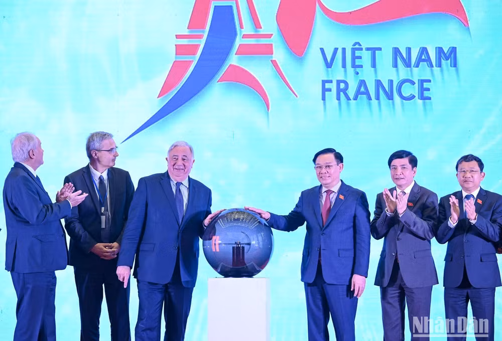 Chủ tịch Quốc hội Vương Đình Huệ và Chủ tịch Thượng viện Cộng hòa Pháp Gérard Larcher cùng đại biểu hai nước thực hiện nghi thức công bố biểu trưng 50 năm quan hệ ngoại giao Việt Nam-Pháp. Chủ tịch Quốc hội Vương Đình Huệ và Chủ tịch Thượng viện Cộng hòa Pháp Gérard Larcher cùng đại biểu hai nước thực hiện nghi thức công bố biểu trưng 50 năm quan hệ ngoại giao Việt Nam-Pháp.