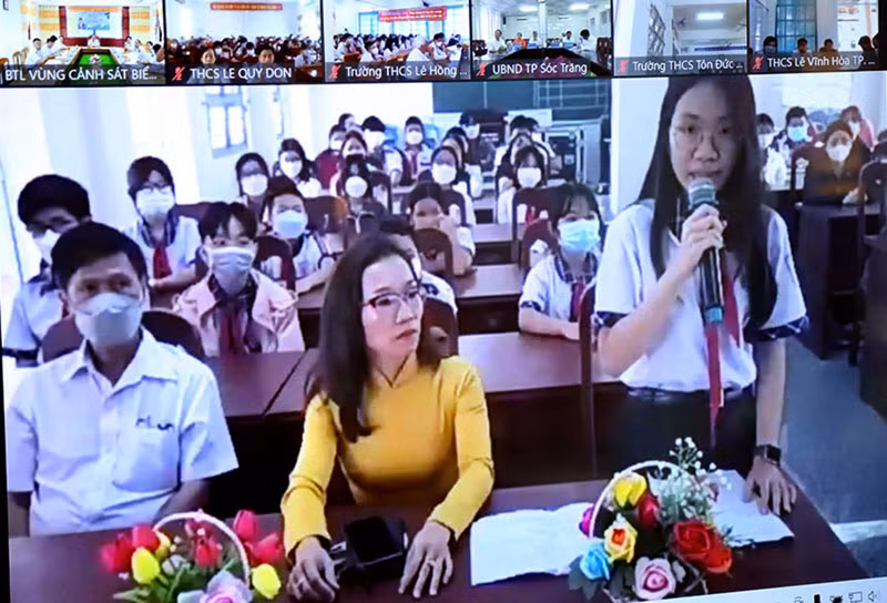 Em Hồ Phương Anh - lớp 9/7, Trường Trung học cơ sở Dương Kỳ Hiệp phát biểu cảm nghĩ về cuộc thi. Em Hồ Phương Anh - lớp 9/7, Trường Trung học cơ sở Dương Kỳ Hiệp phát biểu cảm nghĩ về cuộc thi.