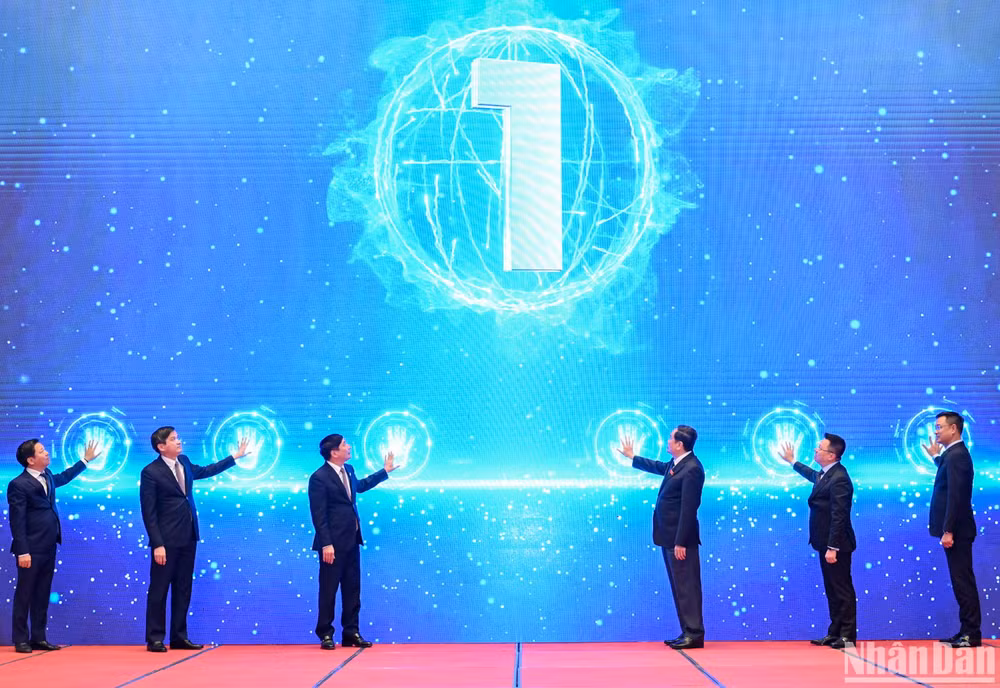 Phó Chủ tịch Thường trực Quốc hội Trần Thanh Mẫn và các đại biểu thực hiện nghi thức phát động Giải Diên Hồng. Phó Chủ tịch Thường trực Quốc hội Trần Thanh Mẫn và các đại biểu thực hiện nghi thức phát động Giải Diên Hồng.