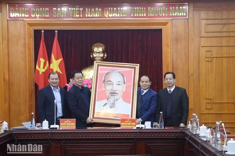 Đoàn công tác Ban Tuyên giáo Trung ương tặng quà lưu niệm cho tỉnh Lạng Sơn.
