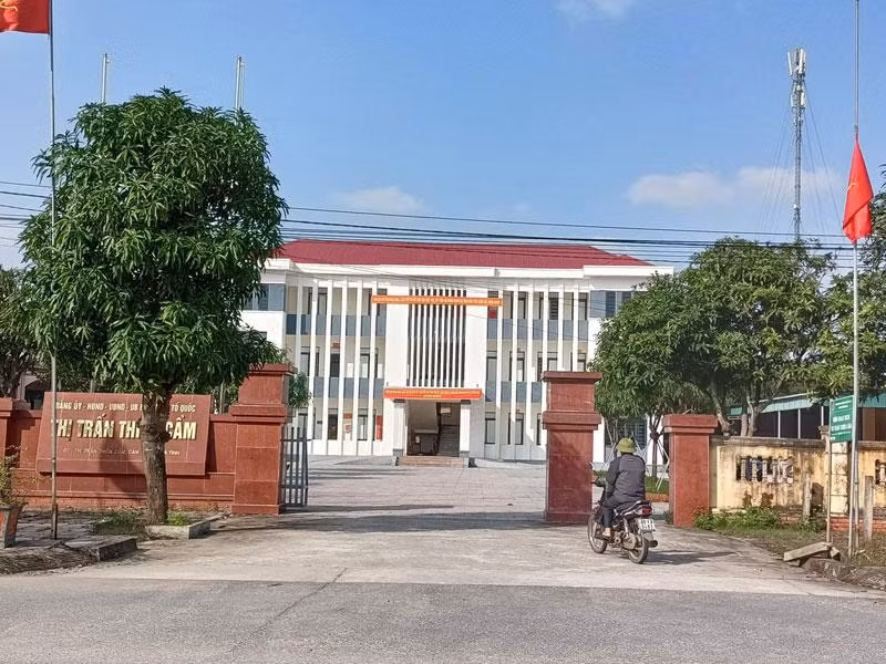 Công sở UBND thị trấn Thiên Cầm, nơi xảy ra vụ xô xát giữa Nguyễn Đình T. với cán bộ địa chính thị trấn.