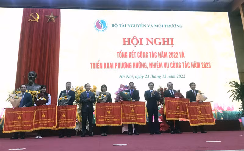 Phó Thủ tướng Vũ Đức Đam trao Cờ thi đua của Chính phủ cho các đơn vị trực thuộc Bộ Tài nguyên và Môi trường. Phó Thủ tướng Vũ Đức Đam trao Cờ thi đua của Chính phủ cho các đơn vị trực thuộc Bộ Tài nguyên và Môi trường.
