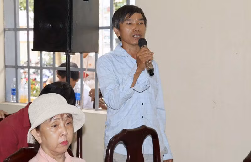 Anh Lê Minh Quang kiến nghị về những khó khăn khi chưa được đền bù, cấp tái định cư. Anh Lê Minh Quang kiến nghị về những khó khăn khi chưa được đền bù, cấp tái định cư.