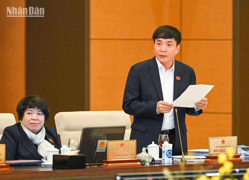 Tổng Thư ký, Chủ nhiệm Văn phòng Quốc hội Bùi Văn Cường phát biểu mở đầu phiên họp. Tổng Thư ký, Chủ nhiệm Văn phòng Quốc hội Bùi Văn Cường phát biểu mở đầu phiên họp.