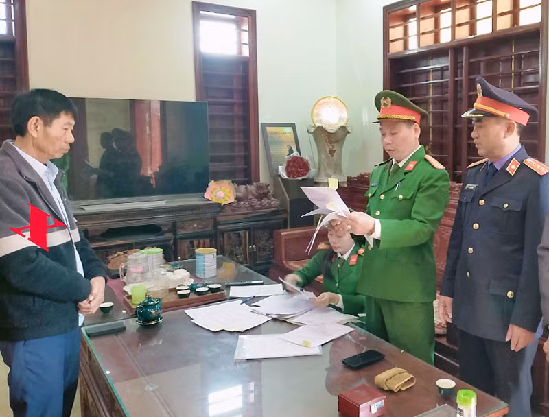 Đại diện cơ quan chức năng thi hành Lệnh bắt tạm giam bị can Nguyễn Xuân Phượng (dấu X).