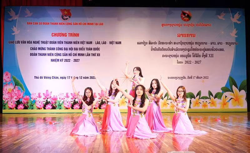 Tiết mục biểu diễn nghệ thuật của đoàn viên thanh niên Việt Nam tại Lào. (Ảnh: HẢI TIẾN)