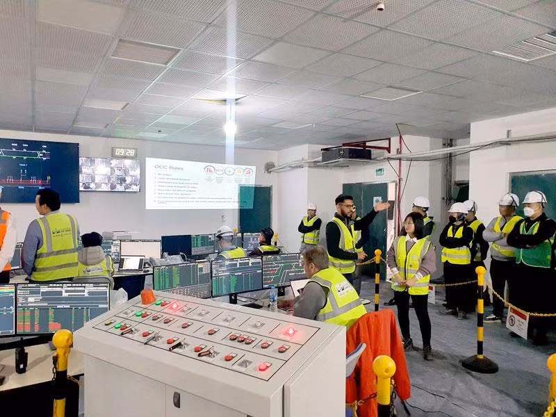 Không khí làm việc khẩn trương tại nhà điều hành trung tâm.