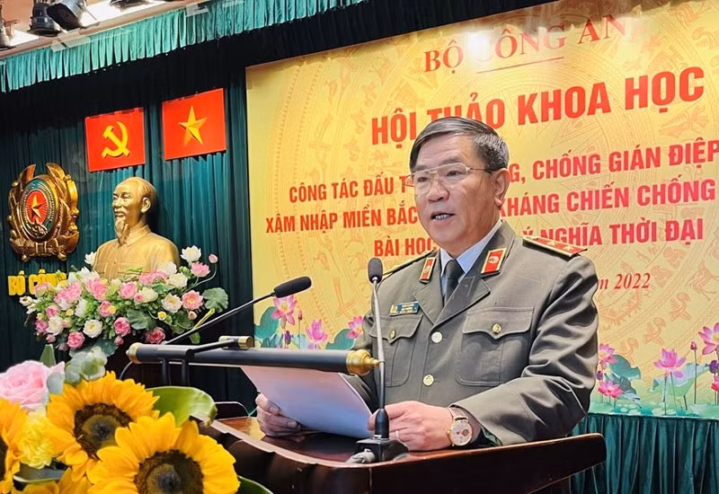 Trung tướng Trần Vi Dân, Cục trưởng Cục Khoa học, Chiến lược và Lịch sử Công an phát biểu đề dẫn hội thảo.