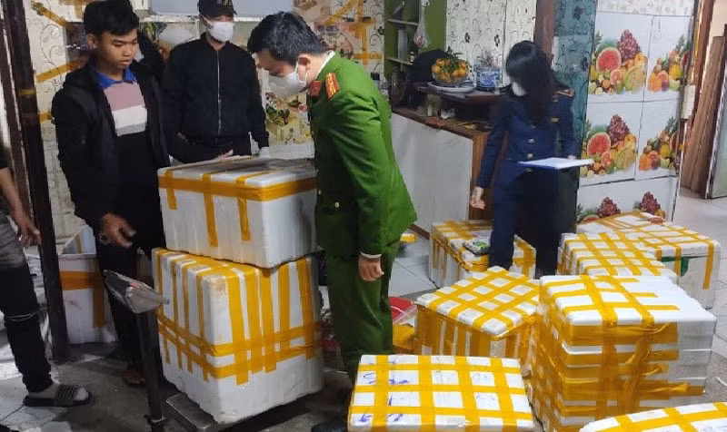 Lực lượng chức năng thành phố Hà Nội kiểm tra cơ sở kinh doanh thực phẩm không rõ nguồn gốc xuất xứ.