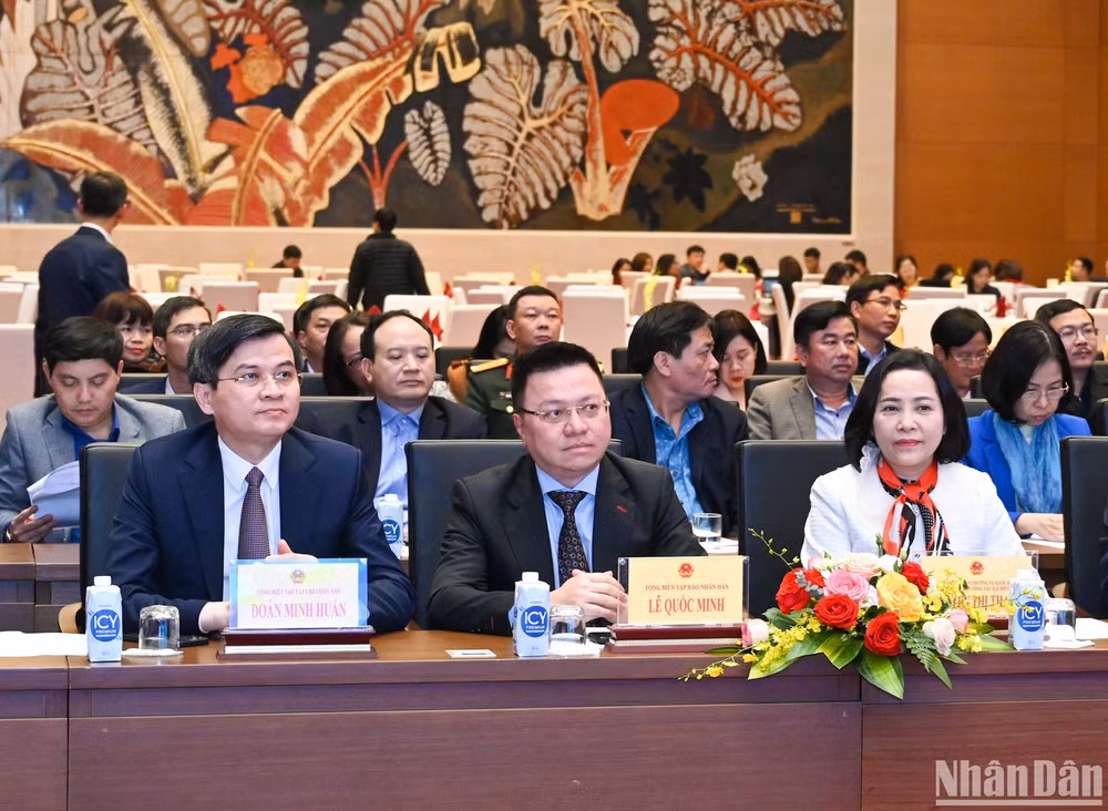 Các đại biểu dự lễ phát động Giải Diên Hồng. Các đại biểu dự lễ phát động Giải Diên Hồng.