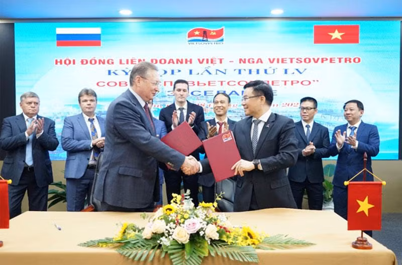 Hai phía đã tiến hành ký văn kiện Kỳ họp Hội đồng Vietsovpetro lần thứ 55 trước sự chứng kiến của các khách mời và đại biểu tham dự. Hai phía đã tiến hành ký văn kiện Kỳ họp Hội đồng Vietsovpetro lần thứ 55 trước sự chứng kiến của các khách mời và đại biểu tham dự.