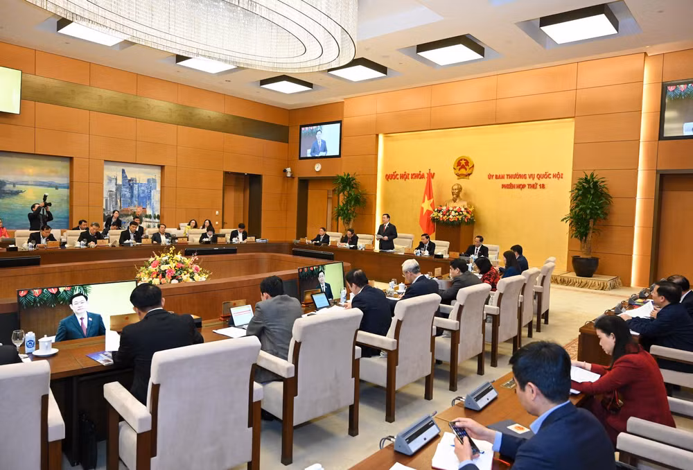 Quang cảnh Phiên họp thứ 18 Ủy ban Thường vụ Quốc hội. Quang cảnh Phiên họp thứ 18 Ủy ban Thường vụ Quốc hội.