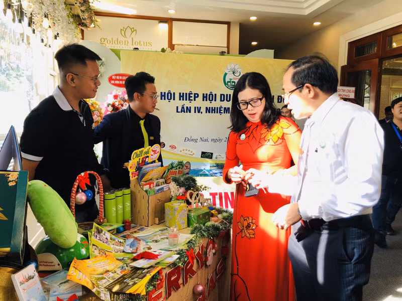 Các đại biểu tham quan gian trưng bày sản phẩm du lịch.