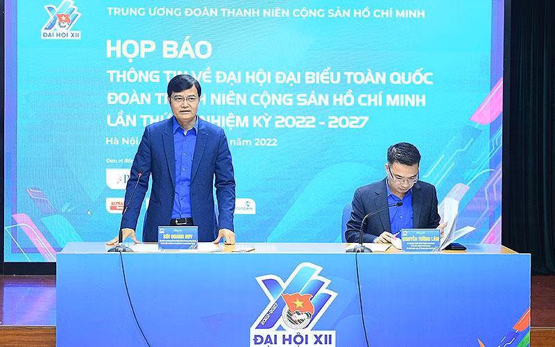 Các đồng chí Bùi Quang Huy, Nguyễn Tường Lâm cung cấp thông tin về Đại hội tại buổi họp báo.