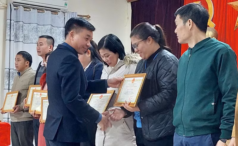 Chủ tịch Ủy ban nhân dân huyện Nậm Pồ tặng giấy khen các cá nhân có thành tích tiêu biểu trong thực hiện hoạt động Tổ Dân vận cơ sở.