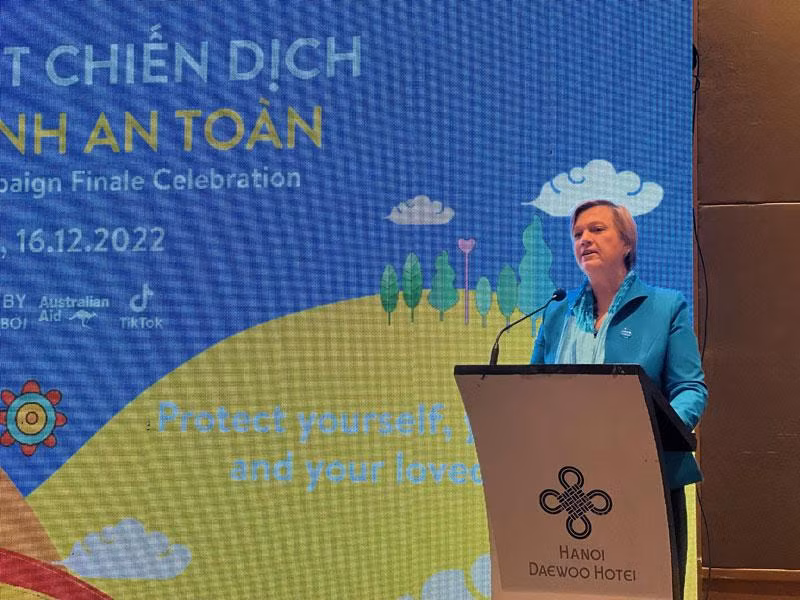 Trưởng đại diện UNICEF tại Việt Nam bà Rana Flowers phát biểu tại Lễ tổng kết. Trưởng đại diện UNICEF tại Việt Nam bà Rana Flowers phát biểu tại Lễ tổng kết.