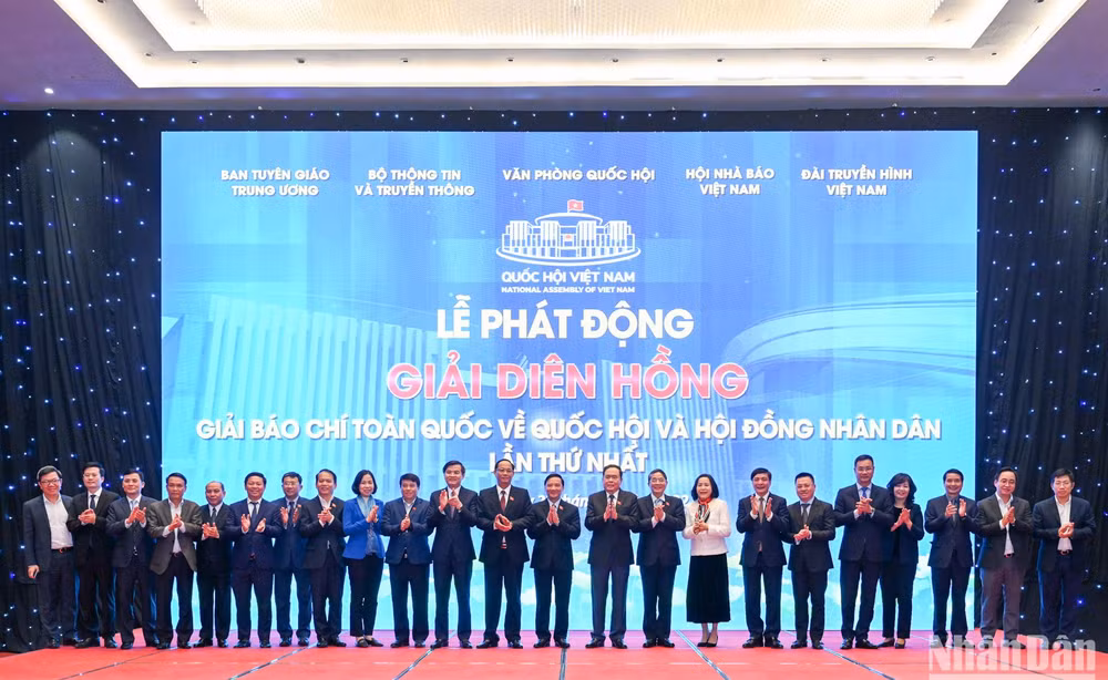 Các đại biểu chụp ảnh lưu niệm tại lễ phát động Giải Diên Hồng. Các đại biểu chụp ảnh lưu niệm tại lễ phát động Giải Diên Hồng.