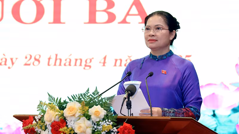 Đồng chí Hà Thị Nga, Ủy viên Trung ương Đảng, Bí thư Tỉnh ủy, Trưởng Đoàn đại biểu Quốc hội tỉnh Tuyên Quang phát biểu chỉ đạo kỳ họp.