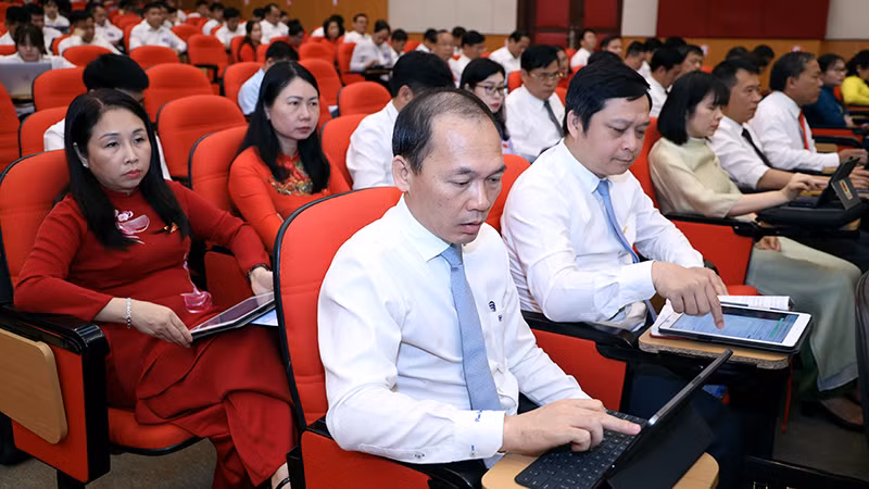 Đại biểu Hội đồng nhân dân tỉnh Tuyên Quang biểu quyết thông qua các nghị quyết.