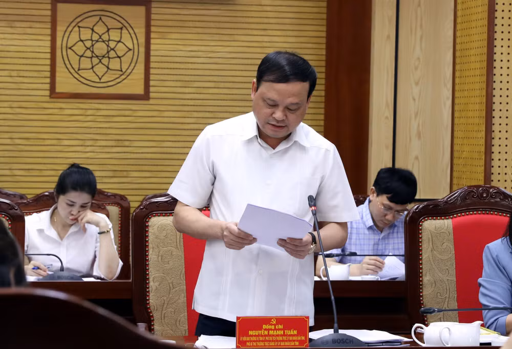 Đồng chí Nguyễn Mạnh Tuấn, Ủy viên Ban Thường vụ Tỉnh ủy, Phó Chủ tịch Thường trực Ủy ban nhân dân tỉnh Tuyên Quang trình bày dự thảo Đề án hợp nhất đơn vị hành chính hai tỉnh Tuyên Quang và Hà Giang.