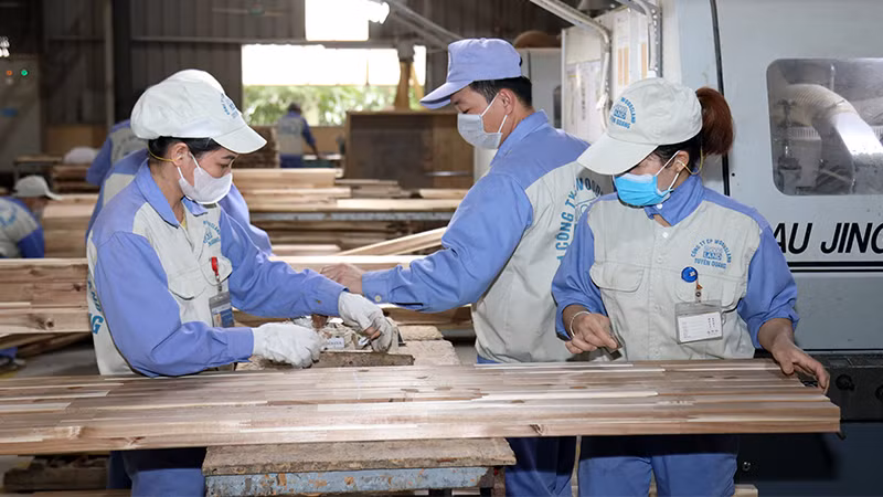 Công nhân Công ty Cổ phần Woodsland Tuyên Quang sản xuất đồ gỗ xuất khẩu. 