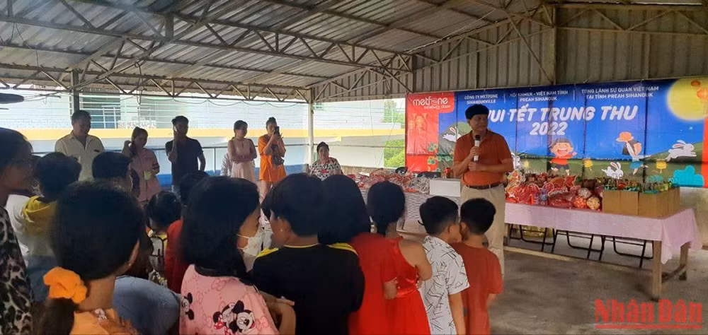 Tổng Lãnh sự Vũ Ngọc Lý nói chuyện với các cháu thiếu nhi con em cộng đồng người gốc Việt ở thành phố Preah Sihanouk. Tổng Lãnh sự Vũ Ngọc Lý nói chuyện với các cháu thiếu nhi con em cộng đồng người gốc Việt ở thành phố Preah Sihanouk.