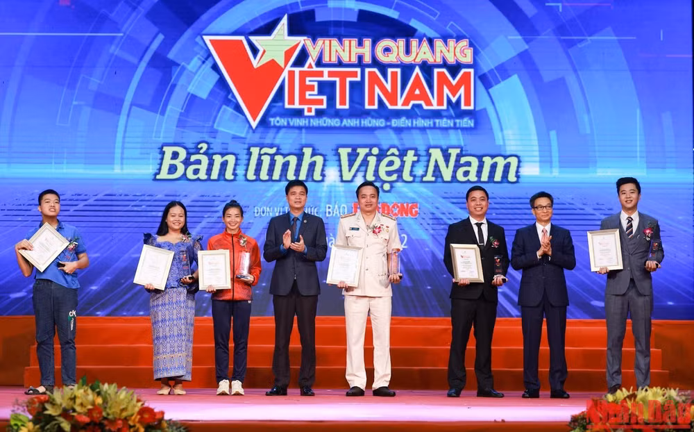 Phó Thủ tướng Vũ Đức Đam và Phó Chủ tịch Tổng Liên đoàn Lao động Việt Nam Ngọ Duy Hiểu trao biểu trưng Vinh quang Việt Nam cho các cá nhân. Phó Thủ tướng Vũ Đức Đam và Phó Chủ tịch Tổng Liên đoàn Lao động Việt Nam Ngọ Duy Hiểu trao biểu trưng Vinh quang Việt Nam cho các cá nhân.