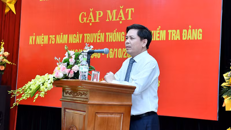 Bí thư Đảng ủy Khối Nguyễn Văn Thể phát biểu ý kiến.