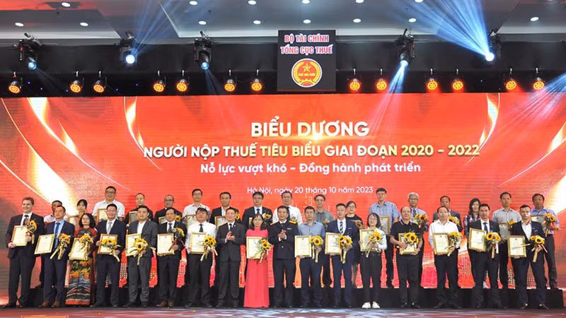 Các doanh nghiệp nộp thuế tiêu biểu giai đoạn 2020-2022 được tuyên dương tại hội nghị.
