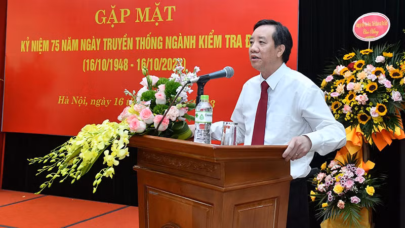 Chủ nhiệm Ủy ban Kiểm tra Đảng ủy Khối Nguyễn Thành Nam ôn lại truyền thống ngành.