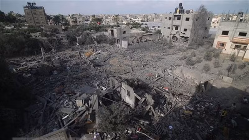 Tòa nhà bị phá hủy sau một cuộc không kích của Israel xuống thành phố Khan Younis ở Dải Gaza, ngày 21/10/2023. (Ảnh: THX/TTXVN)