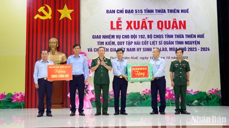 Đại tá Hoàng Tuấn Hiền, Phó Cục trưởng Cục Chính sách, Tổng Cục chính trị Quân đội Nhân dân Việt Nam, Phó Chánh văn phòng Ban chỉ đạo Quốc gia 515 tặng quà cho Đội 192.