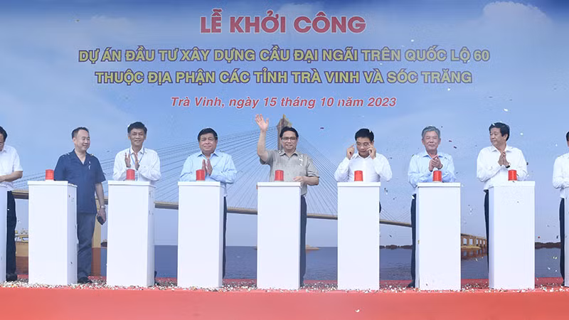Thủ tướng Phạm Minh Chính cùng các đại biểu bấm nút khởi công Dự án xây dựng cầu Đại Ngãi.