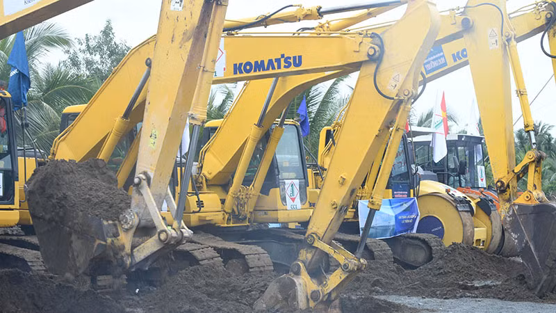 Các thiết bị, máy móc thi công tại lễ khởi công. Các thiết bị, máy móc thi công tại lễ khởi công.