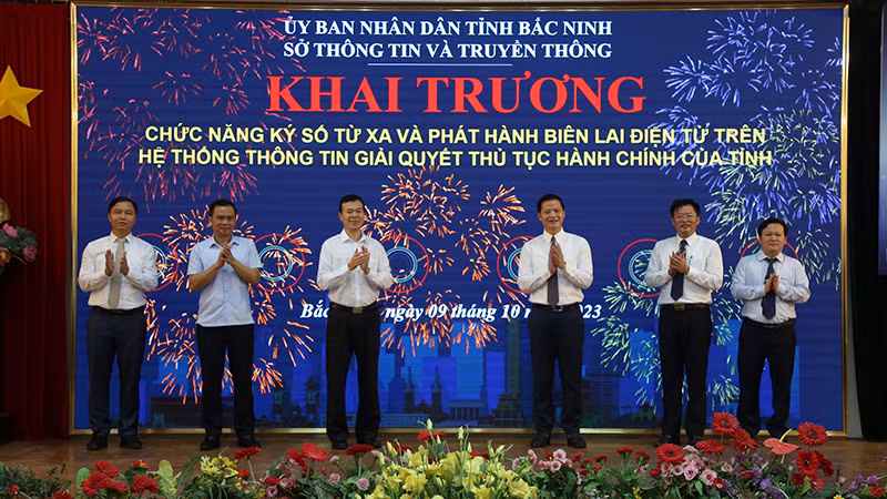 Lãnh đạo tỉnh Bắc Ninh và các đại biểu thực hiện nghi thức khai trương chức năng ký số từ xa.