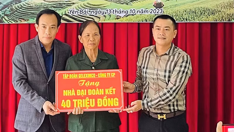 Trao hỗ trợ cho bà Phạm Thị Thìn, cựu thanh niên xung phong có hoàn cảnh khó khăn.