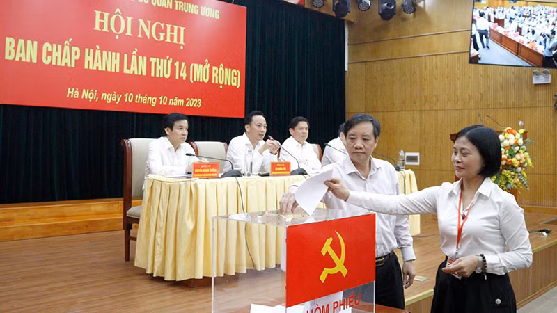 Các đại biểu thực hiện quy trình bổ sung, kiện toàn Ban Chấp hành Đảng bộ Khối nhiệm kỳ 2020-2025.