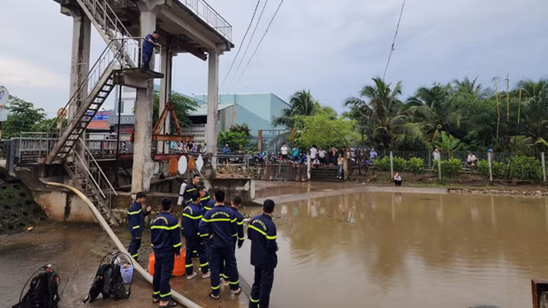 Lực lượng cứu hộ có mặt tại hiện trường để tìm kiếm nạn nhân.