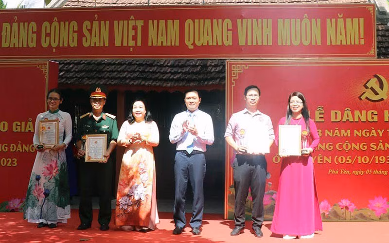 Ban tổ chức trao giải A cho các tác giả có tác phẩm xuất sắc tại Giải Búa liềm vàng tỉnh Phú Yên năm 2023