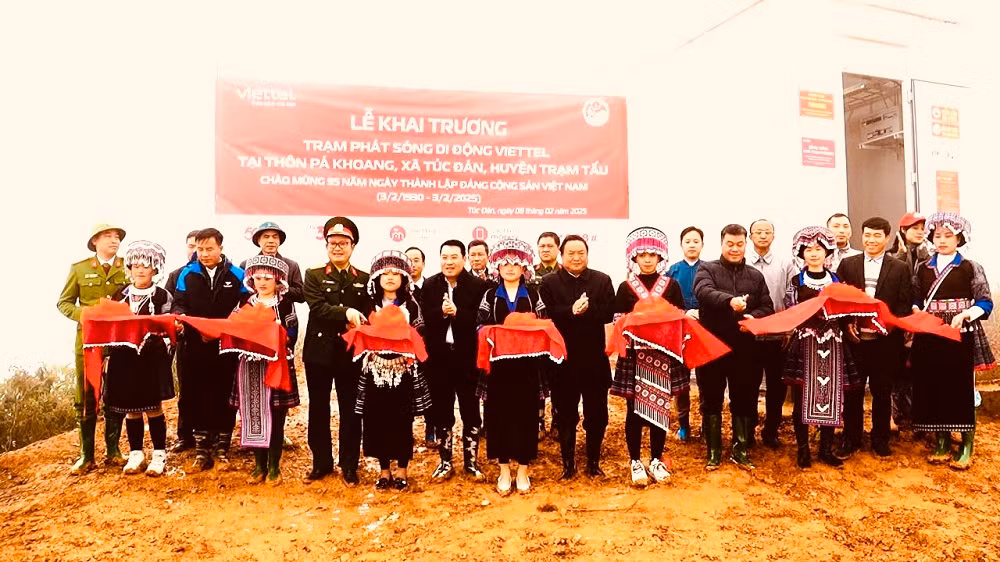 Toàn cảnh lễ cắt băng khánh thành trạm phát sóng di động. (Ảnh: THANH SƠN) Toàn cảnh lễ cắt băng khánh thành trạm phát sóng di động. (Ảnh: THANH SƠN)