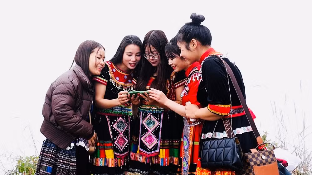 Nhân dân xã Túc Đán, huyện Trạm Tấu vui mừng có sóng điện thoại di động. (Ảnh: THANH SƠN) Nhân dân xã Túc Đán, huyện Trạm Tấu vui mừng có sóng điện thoại di động. (Ảnh: THANH SƠN)